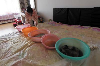 绥棱楼上漏水，住户失联，小区没物管，业主维权难！律师来支招……